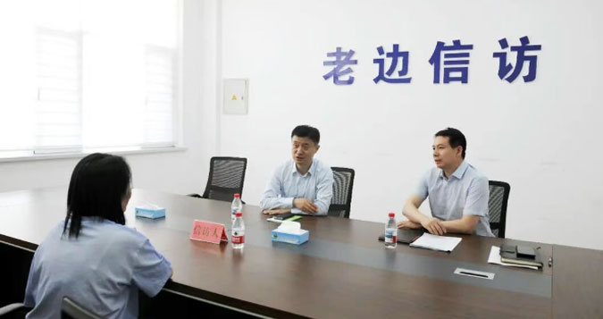 姚华明到老边区综治中心接访