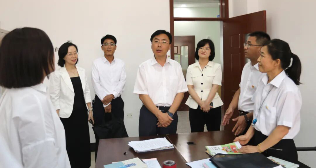 李军走访慰问一线教师