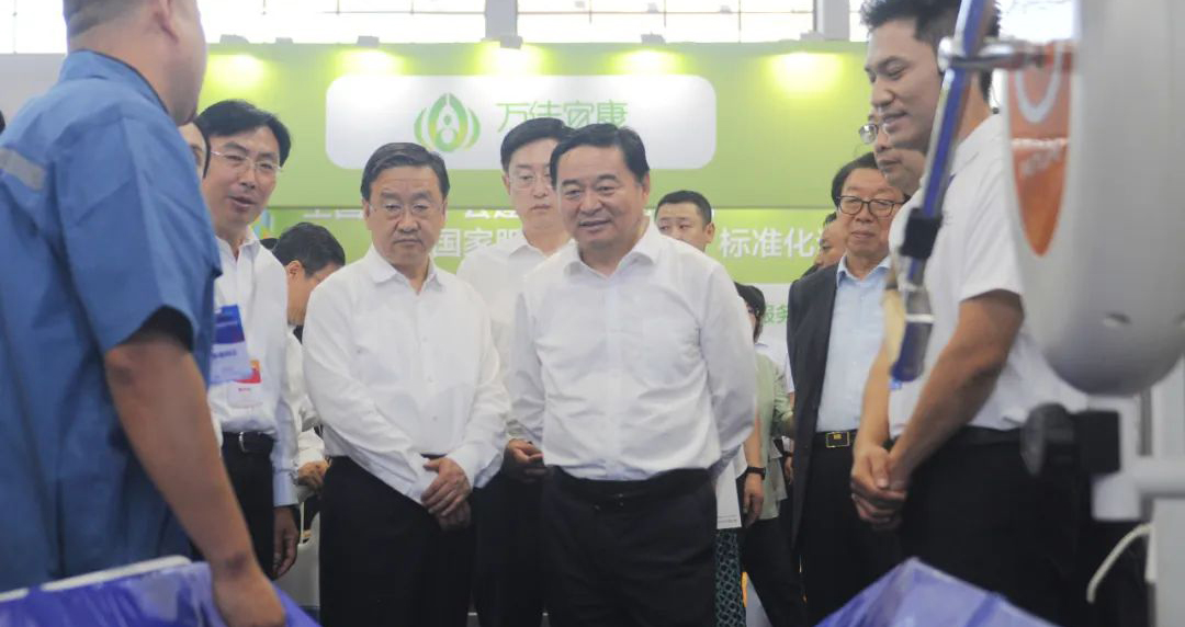 首届东北亚国际银发经济合作交流活动举行 郝鹏等省领导到我市展馆和展区参观