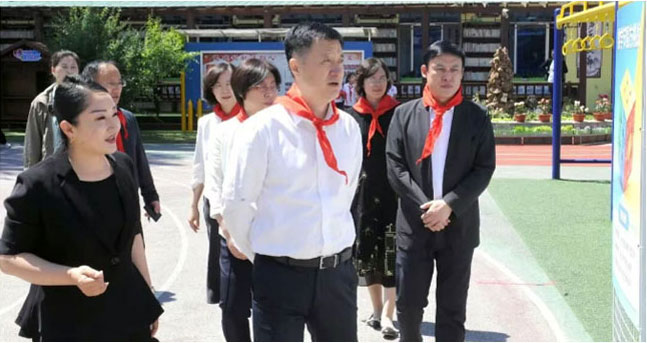 姚华明“六一”前夕看望少年儿童 祝全市广大少年儿童节日快乐