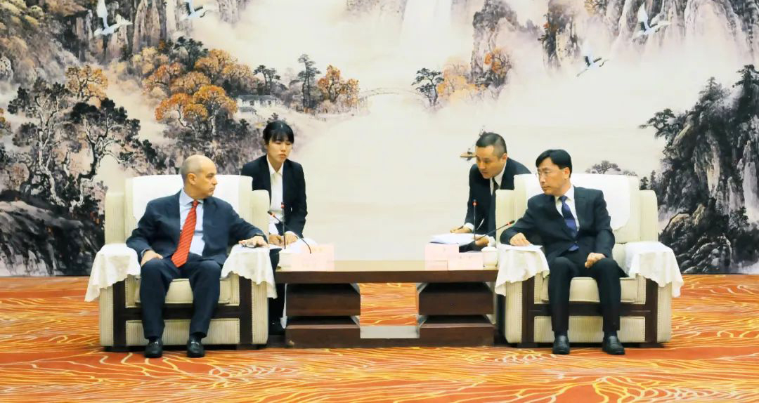 李军会见“驻华使节辽宁行”代表团