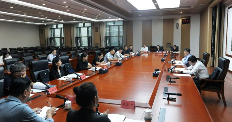 姚华明主持召开专家学者座谈会征求对市第十四次党代会报告意见建议