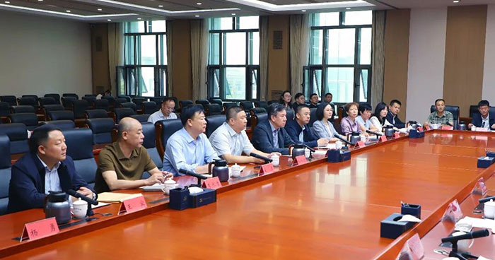 市委常委集中听取有关领域代表对市第十四次党代会报告意见建议座谈会召开