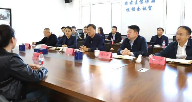 李军到站前区随机接待来访群众并对站前区综治中心进行调研