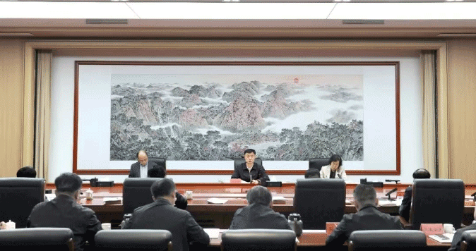 市委理论学习中心组召开学习会