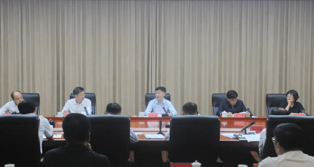 市委理论学习中心组召开学习会