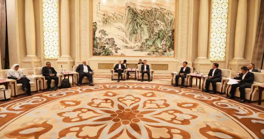 姚华明李军会见沙特国际电力和水务公司全球首席执行官马克·塞利并举行签约仪式