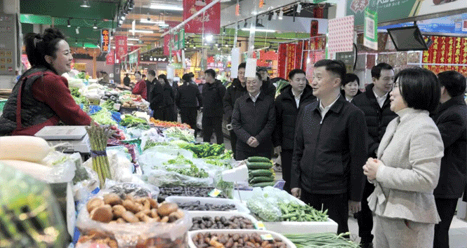 姚华明春节前夕看望慰问基层干部群众并调研节日保供稳价、安全生产、社会治安等工作